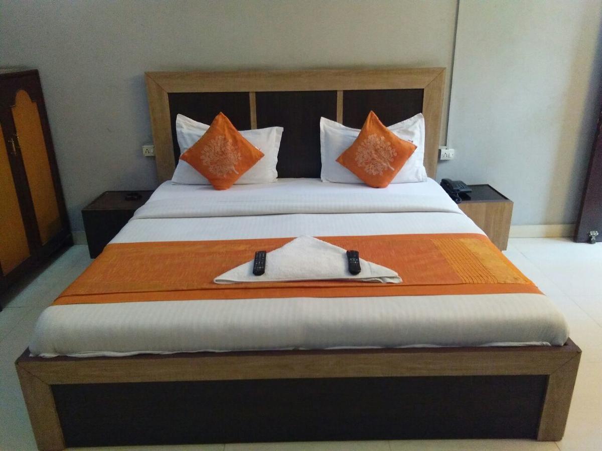 Hotel Samridhi Palace Juhi Bari Exteriör bild