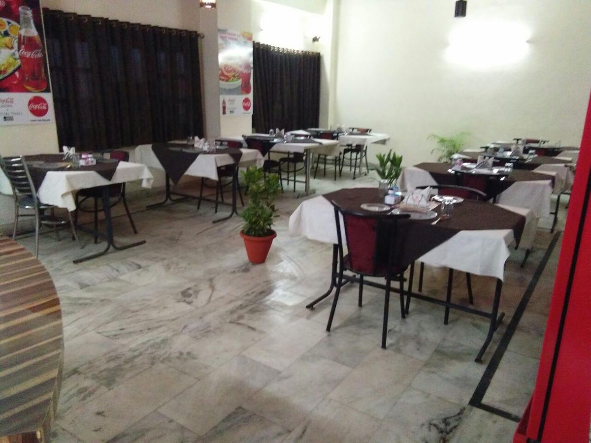 Hotel Samridhi Palace Juhi Bari Exteriör bild