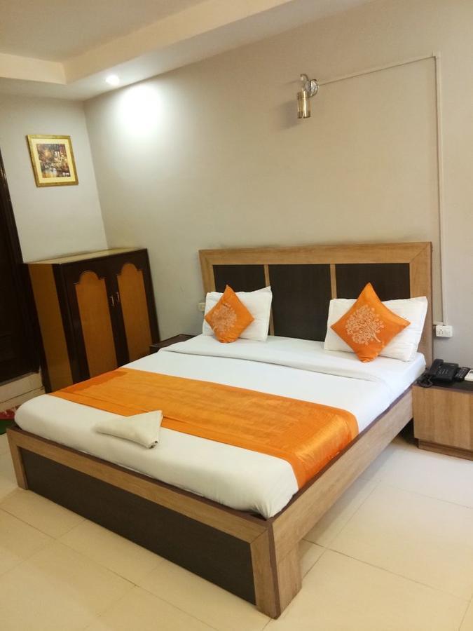 Hotel Samridhi Palace Juhi Bari Exteriör bild
